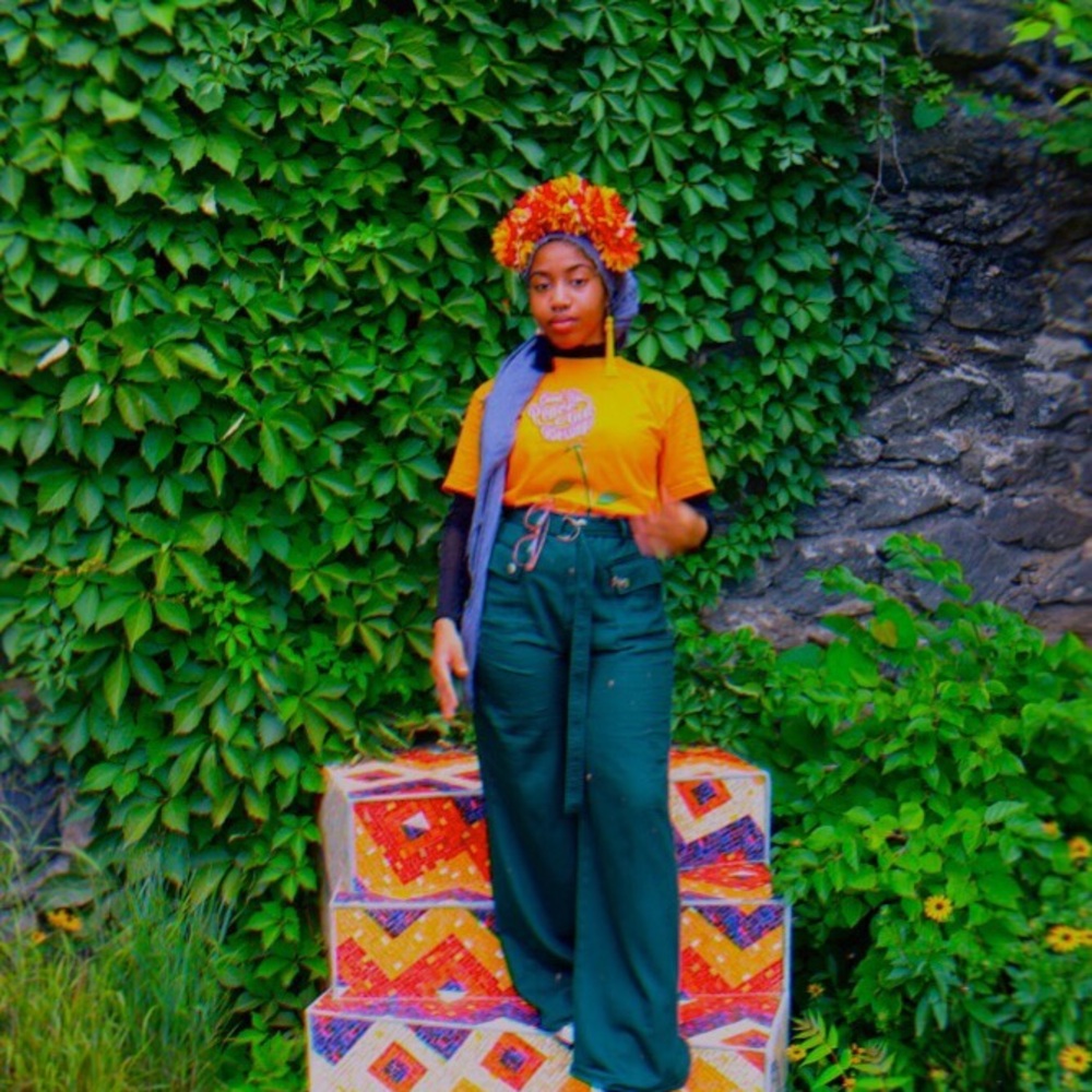 Wide-legged green high waisted pants